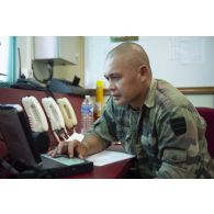 Un opérateur radio du 3e régiment étranger d'infanterie (3e REI) travaille au poste de commandement de Pariacabo, en Guyane française.