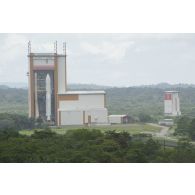 La fusée Ariane 5 dans le bâtiment d'assemblage final (BAF) lors de son transfert vers la zone de lancement du centre spatial guyanais (CSG) à Kourou, en Guyane française.