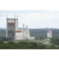 La fusée Ariane 5 dans le bâtiment d'assemblage final (BAF) lors de son transfert vers la zone de lancement du centre spatial guyanais (CSG) à Kourou, en Guyane française.