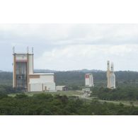 La fusée Ariane 5 dans le bâtiment d'assemblage final (BAF) lors de son transfert vers la zone de lancement du centre spatial guyanais (CSG) à Kourou, en Guyane française.