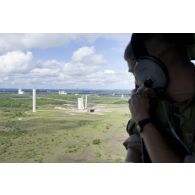 Un chef de section du 3e régiment étranger d'infanterie (3e REI) sécurise le site de lancement du centre spatial guyanais à bord d'un hélicoptère Puma SA-330 à Kourou, en Guyane française.