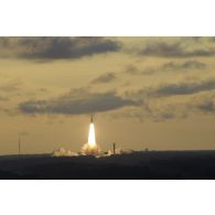 Lancement de la fusée Ariane 5 depuis le site du centre spatial guyanais (CSG) à Kourou, en Guyane française.