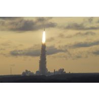 Lancement de la fusée Ariane 5 depuis le site du centre spatial guyanais (CSG) à Kourou, en Guyane française.