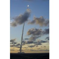 Lancement de la fusée Ariane 5 depuis le site du centre spatial guyanais (CSG) à Kourou, en Guyane française.