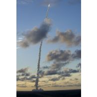 Lancement de la fusée Ariane 5 depuis le site du centre spatial guyanais (CSG) à Kourou, en Guyane française.