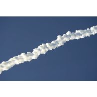 Traînée nuageuse provoquée par le passage de la fusée Ariane 5 depuis le site de lancement du centre spatial guyanais (CSG) à Kourou, en Guyane française.