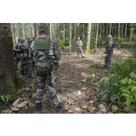 Des stagiaires apprennent à nouer une corde à un arbre auprès d'instructeurs du 9e régiment d'infanterie de marine (9e RIMa) sur la zone d'instruction de Tuff, en Guyane française.