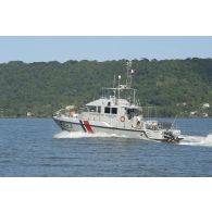 La vedette côtière de surveillance maritime (VCSM) Mahury (P623) de la gendarmerie maritime rentre de patrouille au large de Dégrad des Cannes, en Guyane française.