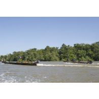 Des marsouins du 9e régiment d'infanterie de marine (9e RIMa) accompagnés de gendarmes patrouillent à bord de leurs pirogues sur le fleuve Maroni, en Guyane française.