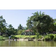 Les habitants d'un village lavent leur linge au bord du fleuve Maroni, en Guyane française.