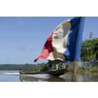 Des marsouins du 9e régiment d'infanterie de marine (9e RIMa) patrouillent à bord de leurs pirogues sur le fleuve Maroni, en Guyane française.