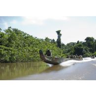 Des marsouins du 9e régiment d'infanterie de marine (9e RIMa) patrouillent à bord de leurs pirogues sur le fleuve Maroni, en Guyane française.