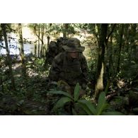 Un marsouin du 9e régiment d'infanterie de marine (9e RIMa) patrouille dans la crique de Sparouine, en Guyane française.