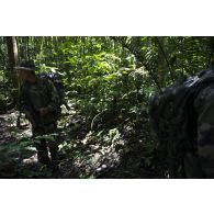 Des marsouins du 9e régiment d'infanterie de marine (9e RIMa) patrouillent dans la crique de Sparouine, en Guyane française.