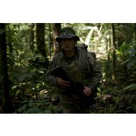 Un marsouin du 9e régiment d'infanterie de marine (9e RIMa) patrouille dans la crique de Sparouine, en Guyane française.