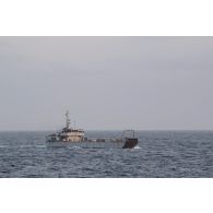 Le bâtiment de surveillance côtière Anambe de la Marine sénégalaise patrouille au large du port de Dakar, au Sénégal.