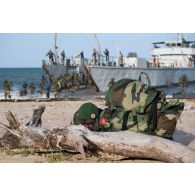 Un soldat sénégalais sécurise le débarquement des troupes depuis l'engin de débarquement d'infanterie et de chars (EDIC) Gorée (L9051) sur la plage de N'Gazobil, au Sénégal.