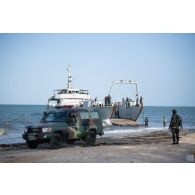 Débarquement d'un pick-up depuis l'engin de débarquement d'infanterie et de chars (EDIC) Gorée (L9051) de la Marine sénégalaise sur la plage de N'Gazobil, au Sénégal.