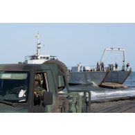 Un soldat sénégalais conduit son pick-up après avoir débarqué de l'engin de débarquement d'infanterie et de chars (EDIC) Gorée (L9051) sur la plage de N'Gazobil, au Sénégal.