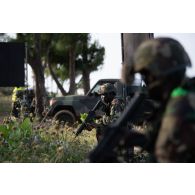 Des soldats sénégalais progressent sur la plage de N'Gazobil, au Sénégal.