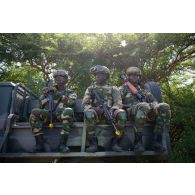 Des soldats sénégalais progressent à bord de leur pick-up sur la plage de N'Gazobil, au Sénégal.