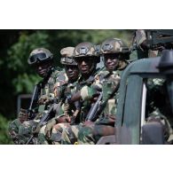 Des soldats sénégalais progressent à bord de leur pick-up sur la plage de N'Gazobil, au Sénégal.