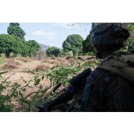 Un marsouin du 21e régiment d'infanterie de marine (RIMa) progresse dans un champ de N'Gazobil, au Sénégal.