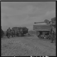 Sur le tournage du film Le jour le plus long. Véhicules et figurants.