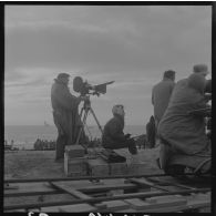 Sur le tournage du film Le jour le plus long. Caméraman et équipe de tournage.