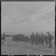 Sur le tournage du film Le jour le plus long. Véhicules et figurants.