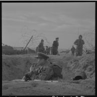 Sur le tournage du film Le jour le plus long. Acteur jouant le rôle d'un correspondant de guerre britannique (british war correspondant), tel Cornelius Ryan, auteur du livre The longest day.