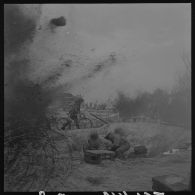 Sur le tournage du film Le jour le plus long. Acteur jouant le rôle d'un correspondant de guerre britannique (british war correspondant), tel Cornelius Ryan, auteur du livre The longest day.