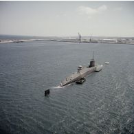 Vue aérienne sur le SNLE Le Redoutable lors de sa première sortie en mer.