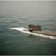 Vue aérienne sur le SNLE Le Redoutable lors de sa première sortie en mer.