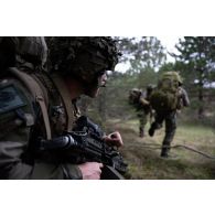 Des soldats de la 3e compagnie du 8e régiment parachutiste d'infanterie de marine (RPIMa) progressent en forêt sur la zone de saut de Castres.