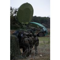 Des opérateurs des systèmes d'information et de communication (SIC) font un point de situation à l'arrière d'une station du système de radiocommunication utilisant un satellite (SYRACUSE) près de Frontignan.