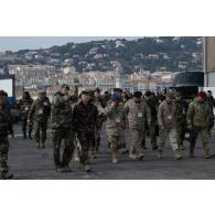 Arrivée du général Thierry Burkhard entouré des délégations militaires sur le port de Sète.