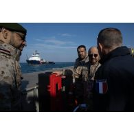 Le maréchal Fayyadh Al Ruwaili et le contre-amiral Mansour bin Saud Al-Juaid des forces armées saoudiennes discutent avec un officier à bord d'un engin de débarquement amphibie rapide (EDAR) à Sète.