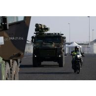 Un soldat de l'escorte guide la circulation des véhicules blindés multi-rôles (VBMR) de la 13e demi-brigade de la Légion étrangère (DBLE) à leur arrivée sur le port de Sète.