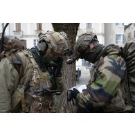 Un commando parachutiste (GCP) communique avec son unité aux côtés d'un soldat du partenariat militaire opérationnel (PMO) à Cahors.