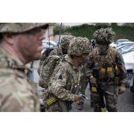 Un commandant d'unité des commandos parachutistes (GCP) fait un point de situation avec des soldats britanniques des Royal Gurkha Rifles (RGR) pour une progression à Cahors.