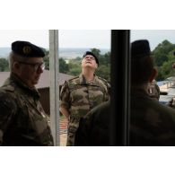 Le médecin général des armées Jacques Margery visite le chantier du Rôle 1 aux côtés du personnel de l'équipe médicale à Cincu, en Roumanie.