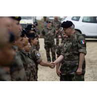 Le médecin général des armées Jacques Margery rencontre l'équipe médicale du Rôle 1 de Cincu, en Roumanie.