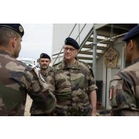 Le médecin général des armées Jacques Margery rencontre l'équipe médicale du Rôle 1 de Cincu, en Roumanie.