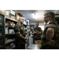 Le médecin général des armées Jacques Margery visite la pharmacie du Rôle 1 aux côtés du personnel de l'équipe médicale à Cincu, en Roumanie.