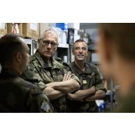 Le médecin général des armées Jacques Margery visite la pharmacie du Rôle 1 aux côtés du personnel de l'équipe médicale à Cincu, en Roumanie.