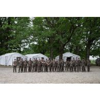 Le médecin général des armées Jacques Margery pose aux côtés de l'équipe médicale du Rôle 1 à Cincu, en Roumanie.