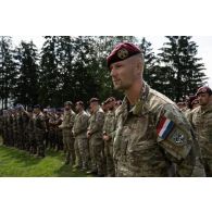 Rassemblement des parachutistes néerlandais pour une cérémonie à Cincu, en Roumanie.