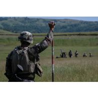 Un artilleur du 68e régiment d'artillerie d'Afrique (RAA) place un repère pour la mesure de tir de mortier de 120 mm rayé tracté (RT) sur le champ de tir de Cincu, en Roumanie.