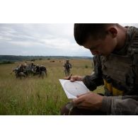 Un artilleur du 68e régiment d'artillerie d'Afrique calcule une solution de tir au mortier de 120 mm rayé tracté (RT) sur le champ de tir de Cincu, en Roumanie.